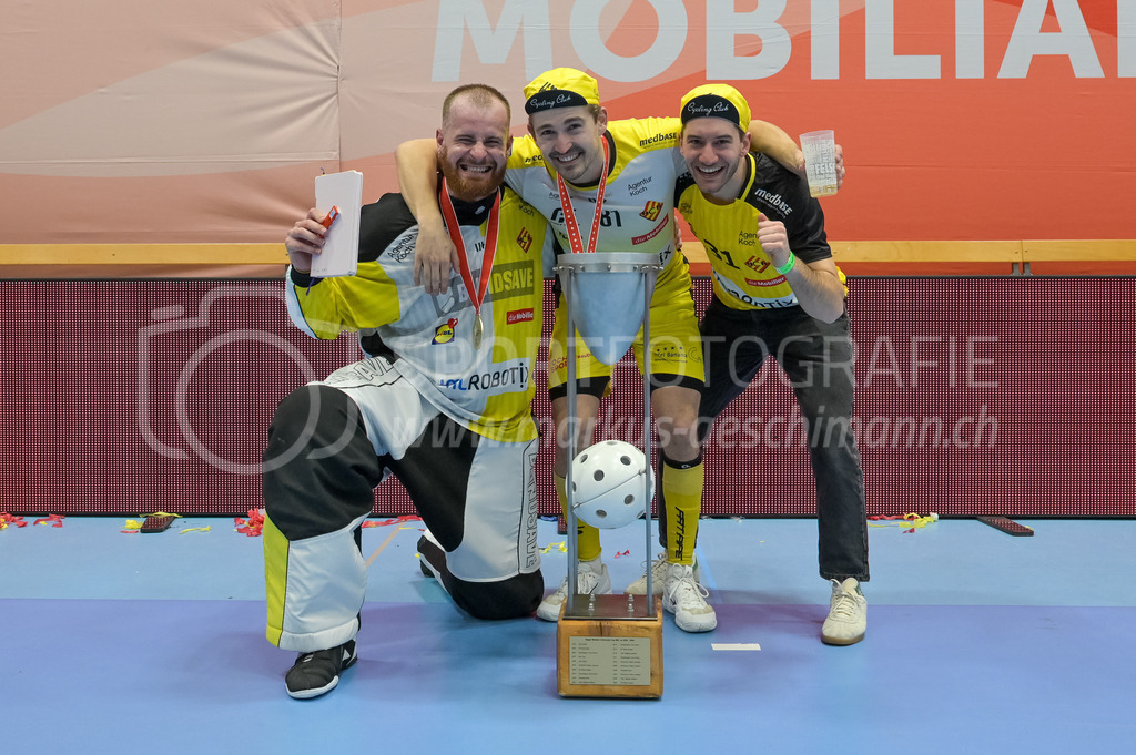 Zug United vs HC Rychenberg - 22. February 2025 | Zug United vs HC RychenbergSporthalle Wankdorf, BernNicolas Schüpbach (#54 HC Rychenberg Winterthur), Tim Aeschimann (#81 HC Rychenberg Winterthur) und Jonas Lutz mit Pokal.Bild: Sportfotografie Markus Aeschimann | www.markus-aeschimann.ch - Realisiert mit Pictrs.com