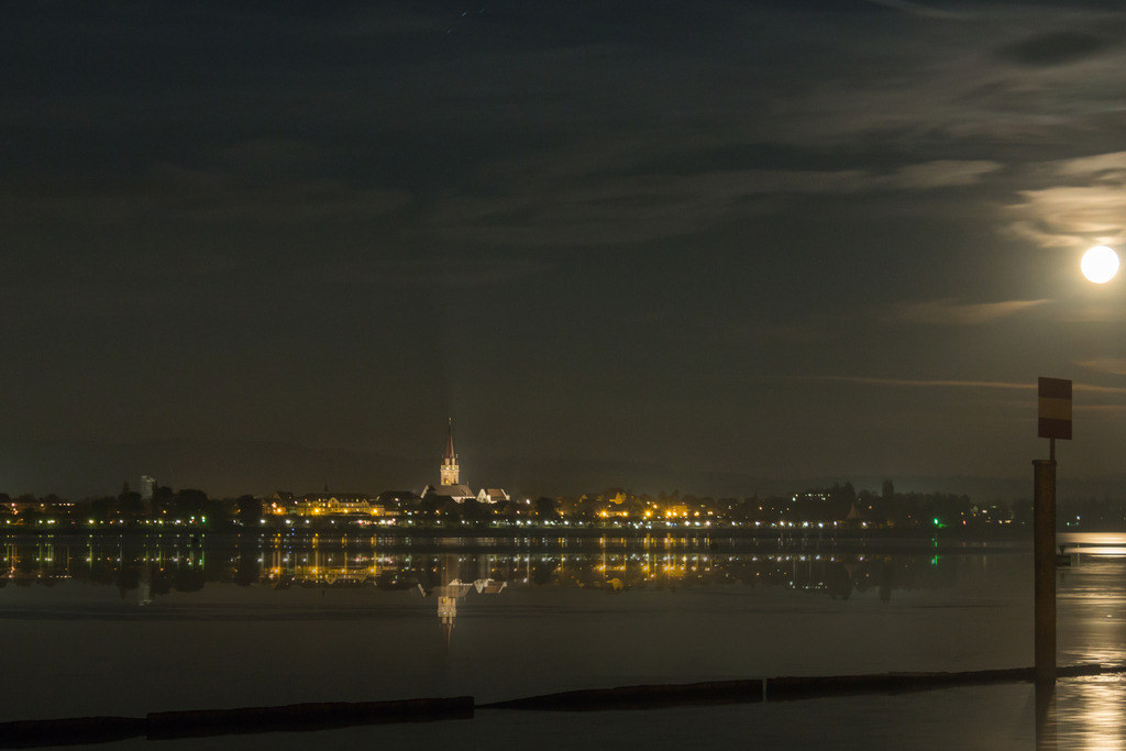 vollmond Radolfzell | Rothenburg ob der Tauber. Nur hier gibt es Exklusive und passend zur Jahreszeit Ihr Wandbild, T-Shirt, Tasse und alles was das Rothenburg Herz begehrt. - Realisiert mit Pictrs.com