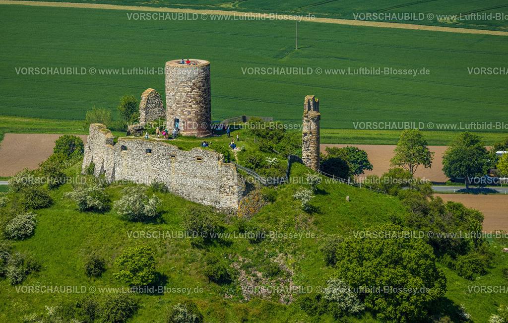 Warburg240505044BurgDesenberg | Luftbild, Burg Desenberg auf einem Vulkankegel, historische Sehenswürdigkeit, Ruine einer Höhenburg in der Warburger Börde, Besucher auf der Aussichtsplattform, Daseburg, Warburg, Ostwestfalen, Nordrhein-Westfalen, Deutschland