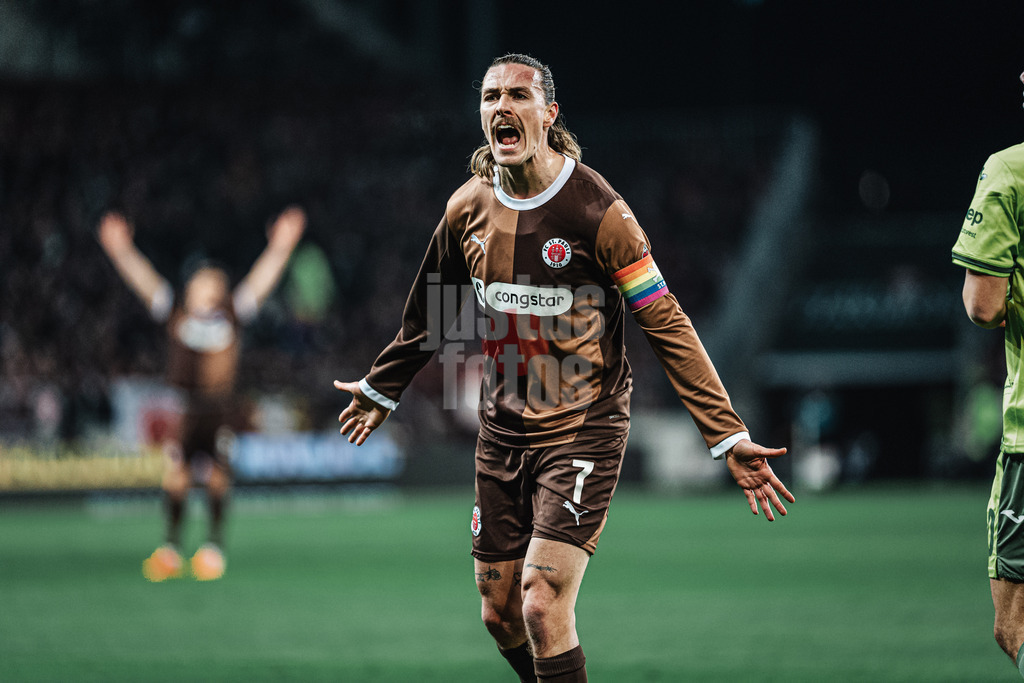 Fußball | Männer | Saison 2024/2025  | Fußball-Bundesliga | 26. Spieltag | FC St. Pauli vs. TSG Hoffenheim | 14.03.2025 | Jackson Irvine (#7, FC St. Pauli) wütend beschwert sich wegen eines Handspiels