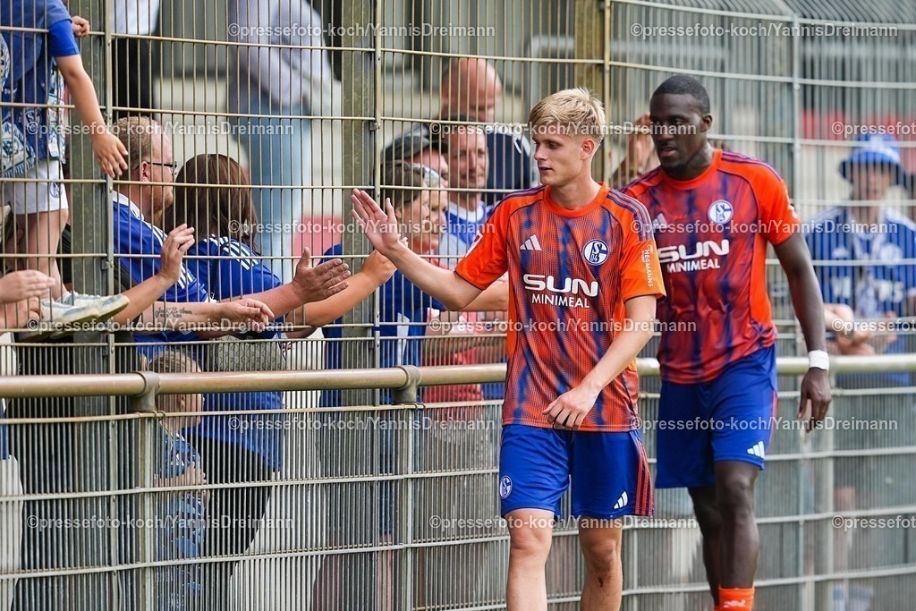 xYDR20072501120 | 20.07.2025, xydrx, Fußball, Rot Weiss Ahlen - FC Schalke 04, Testspiel, Wersestadion: Martin Wasinski (FC Schalke 04 #21) und Bryan Lasme (FC Schalke 04 #11) klatschen nach dem 3:0 Sieg bei den Fans ab