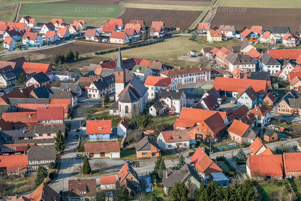 Aerial view: Eglise St.-Étienne de Salmbach and primary school in Salmbach in the state Bas-Rhin, France. – Photo: IMG_1182.jpg taken on 03/12/2006 by Werner Riehm/FLY-FOTO.com – Resolution of the original: 3132 x 2088 px
