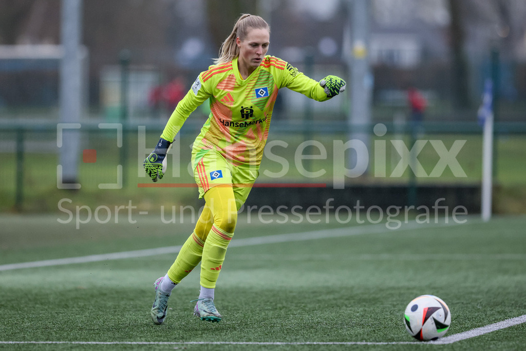 Fussball, Testspiel Frauen, Hamburger SV - 1. FFC Turbine Potsdam | v.li.: Inga Schuldt (Torhüterin, Torwart, Hamburger SV, 1) am Ball, Freisteller, Einzelbild, Ganzkörper, Aktion, Action, Spielszene