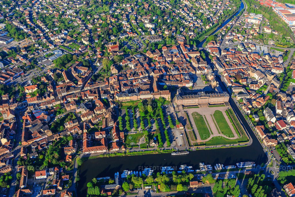 Aerial view: City view with Château des Rohan castle and park at the Port de Saverne from the northeast in Saverne in the state Bas-Rhin, France. – Photo: IMG_145982.jpg taken on 05/01/2025 by Werner Riehm/FLY-FOTO.com – Resolution of the original: 5472 x 3648 px – Culture & patrimoine | Office de Tourisme du Pays de Saverne
