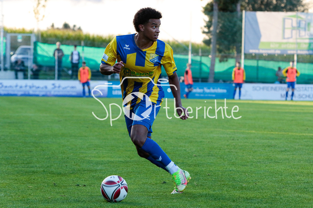 FC Pipinsried - SV Viktoria Aschaffenburg | Ahanna Francis AGBOWO (FCP #23) am Ball