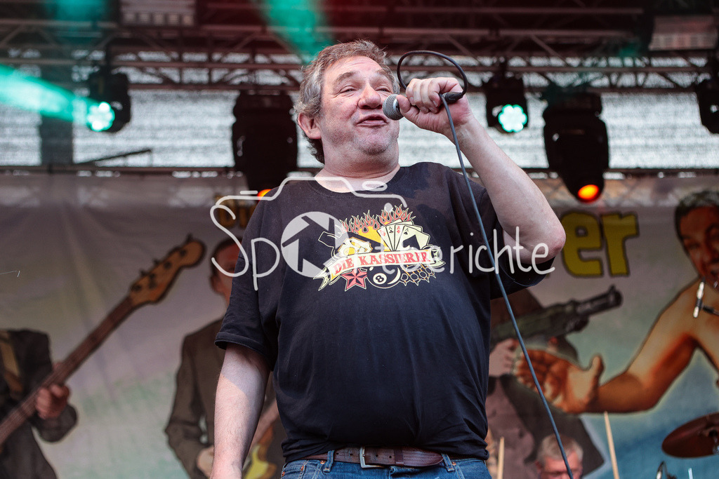 Sommer am Kiez | Wolfgang WENDLAND von der Band "Die Kassierer" beim Auftritt auf dem Augsburger Festival "Sommer am Kiez" in Aktion / Livemusik / Konzert / Musik / Laut / Punk / Punkmusik / Saenger / Gesang / Mikrofon