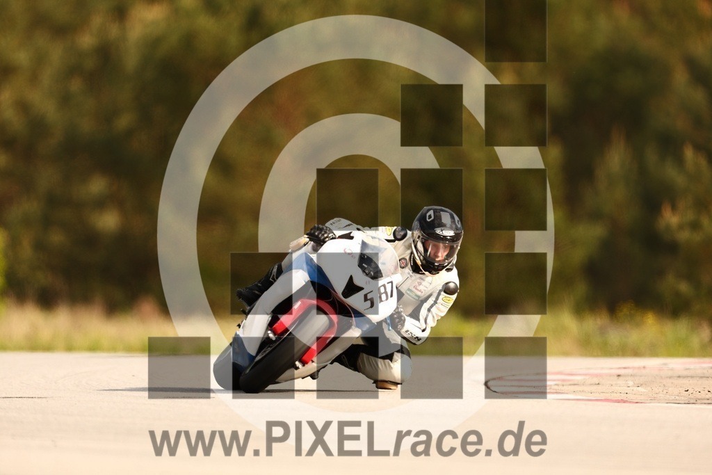 0587-20240504_02507 | Schöne Erinnerungen an spannende Momente - das festzuhalten ist unser Job. PIXELrace.de ist seit 2003 auf den Rennstrecken Europas unterwegs um die Action draußen beim Fahren und die wunderbare Stimmung imm Fahrerlager für euch einzufangen.