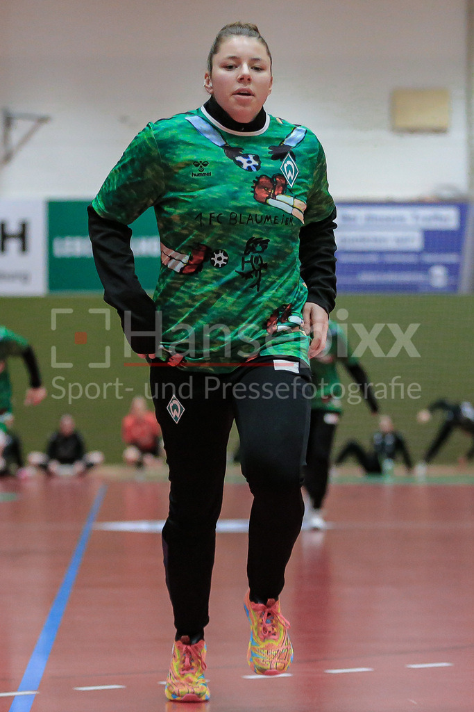 Handball, 2. Bundesliga Frauen, SV Werder Bremen - HL Buchholz 08-Rosengarten | v.li.: Elaine Rode (SV Werder Bremen, 77) beim Aufwärmen in Sondershirts zum Inklusionsspieltag, Inklusion, Motto