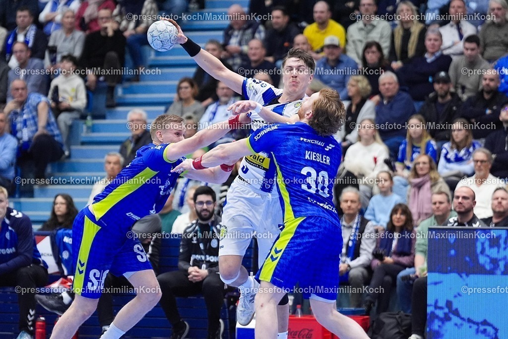 xYDRx19022601046 | 19.02.2026, xydrx, Handball, 1.HBL, VfL Gummersbach - ThSV Eisenach, Schwalbe-Arena: Ellidi Vidarsson (VfL Gummersbach #4) und Tom Kiesler (VfL Gummersbach #30) im Zweikampf gegen Oskar Joelsson (ThSV Eisenach #3)    Photo: xYannisxDreimannxPressefotoKochx