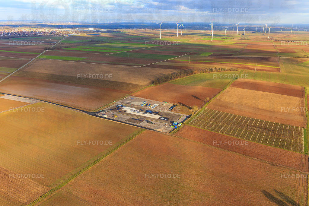 Baustelle des Tiefenbohrplatz V20 von Vulcan Energy am Schleidberg zur Förderung von Geothermie und Lithium https://v-er.eu/de/ | Luftbild: Baustelle des Tiefenbohrplatz V20 von Vulcan Energy am Schleidberg zur Förderung von Geothermie und Lithium https://v-er.eu/de/ in Insheim im Bundesland Rheinland-Pfalz in Deutschland. Foto: IMG_145209.jpg vom 12.01.2025 durch Werner Riehm/FLY-FOTO.de - Realisiert mit Pictrs.com