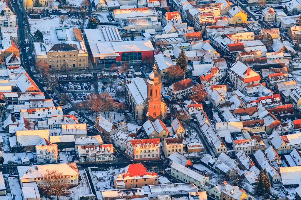 Luftbild: Grundschule, Stadthalle und St. Georgskirche am Marktplatz im Winter bei Schnee in Kandel im Bundesland Rheinland-Pfalz in Deutschland. Foto: IMG_54793.jpg vom 08.12.2012 durch Werner Riehm/FLY-FOTO.de