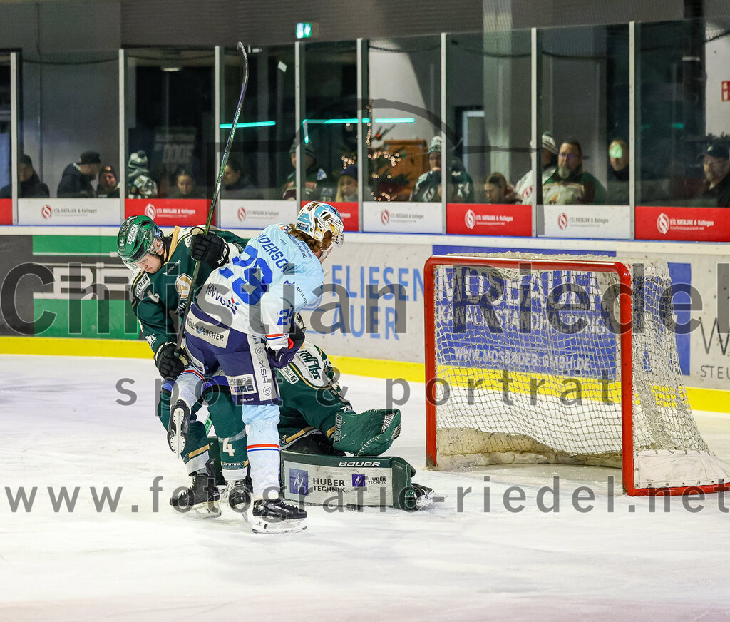 2025-12-23_062_TSV_Erding_gegen_Heilbronner_Falken | Erding, Deutschland, 23.12.2025:Eishockey, Oberliga Süd 2025 / 2026, 29. Spieltag, TSV Erding gegen Heilbronner Falken, Endergebnis: 5:4Jesse Kauhanen (Erding Gladiators, #4), Calder Anderson (Heilbronner Falken, #29), Torwart Leon Meder (Erding Gladiators, #39)Foto: Christian Riedel / fotografie-riedel.net