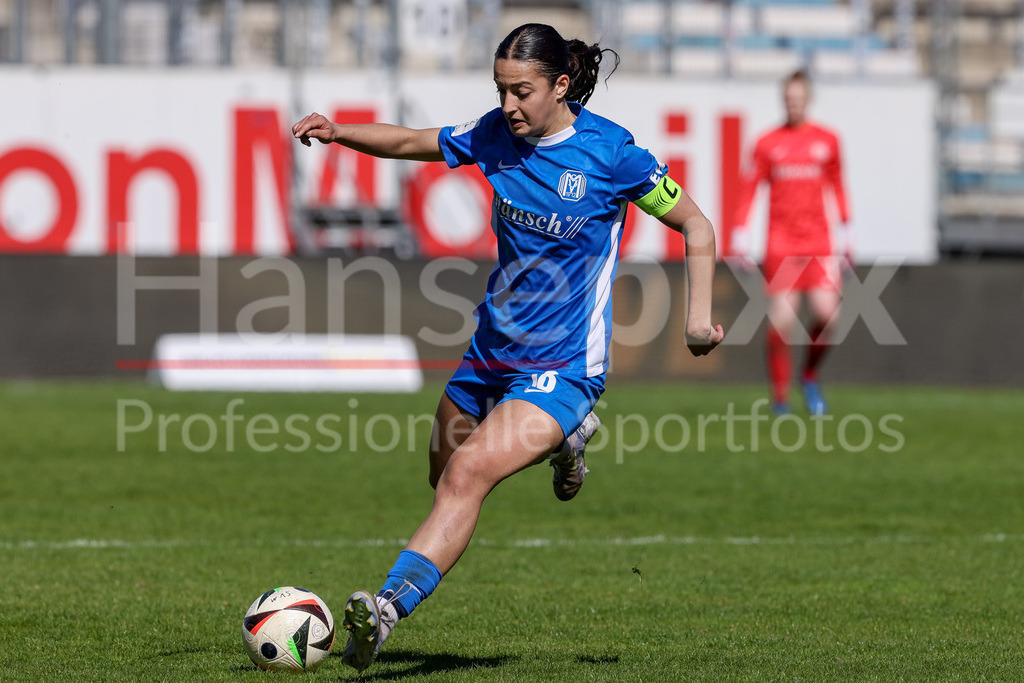 Fussball, 2. Frauen-Bundesliga, SV Meppen - 1. FC Union Berlin | v.li.: Selma Licina (SV Meppen, 18) am Ball, Einzelbild, Ganzkörper, Aktion, Action, Spielszene, DIE DFB-RICHTLINIEN UNTERSAGEN JEGLICHE NUTZUNG VON FOTOS ALS SEQUENZBILDER UND/ODER VIDEOÄHNLICHE FOTOSTRECKEN. DFB REGULATIONS PROHIBIT ANY USE OF PHOTOGRAPHS AS IMAGE SEQUENCES AND/OR QUASI-VIDEO.