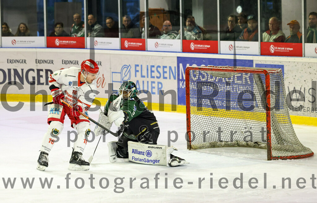 2023-03-19_045_TSV_Erding_gegen_TEV_Miesbach | Erding, Deutschland, 19.03.2023:
Eishockey, Bayernliga Playoffs 2022 / 2023, Halbfinale, TSV Erding gegen TEV Miesbach, Endergebnis: 

Patrick Asselin (TEV Miesbach, #16), Torwart Thomas Hingel (Erding Gladiators, #33)

Foto: Christian Riedel / fotografie-riedel.net