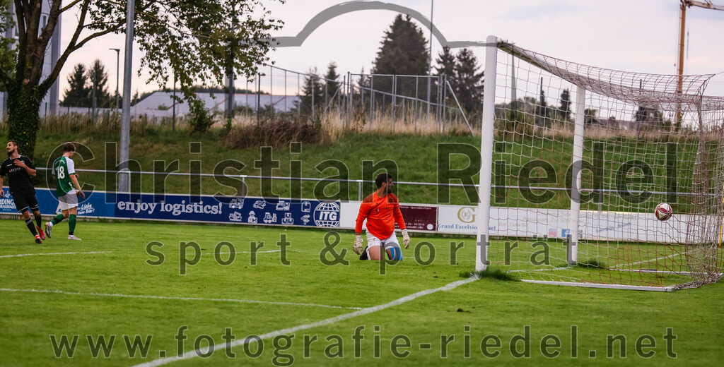 2023-08-09_108_FC_Schwaig_gegen_TuS_Geretsried | Deutschland, 09.08.2023:
Fußball, Landesliga Südost 2023 / 2024, 5. Spieltag, FC Schwaig gegen TuS Geretsried, Endergebnis: 4:1

Tor zum 3:0 durch Raffael Ascher (FC Schwaig, #9)
Mirza Idrizovic (FC Schwaig, #12), Lars Maison (TuS Geretsried, #18), Torwart Cedomir Radic (TuS Geretsried, #1)

Foto: Christian Riedel / fotografie-riedel.net