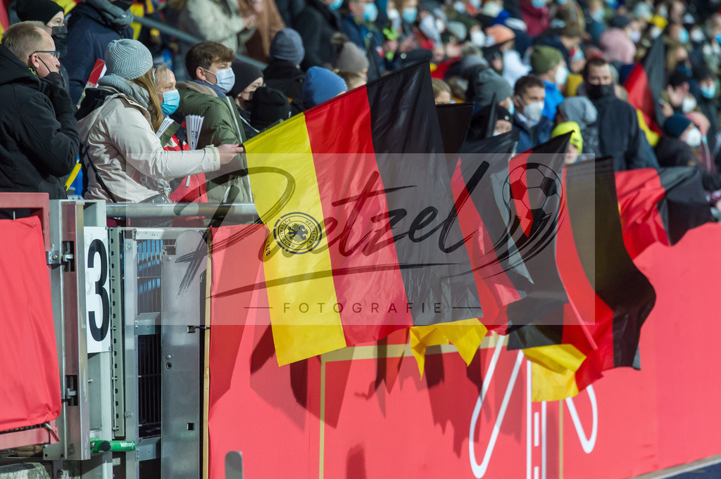 GERTUR20211126_043 | Fussball, Frauen: . Fans von Deutschland bei dem Spiel der WM-Qualifikation zwischen Deutschland und Tuerkei im Eintracht-Stadion am 26.11.2021 in Braunschweig, Deutschland. - Realisiert mit Pictrs.com