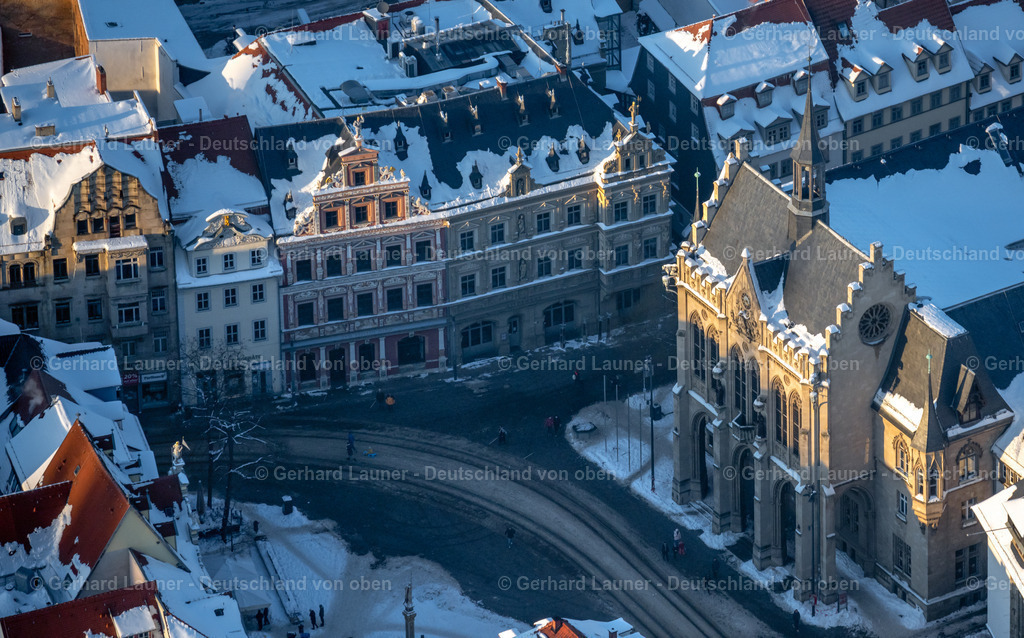 4045088 | ERFURT 14.02.2021 Winterlich schneebedeckte Gebäude des historischen Rathauses der Stadtverwaltung am Fischmarkt in der Altstadt in Erfurt im Bundesland Thüringen, Deutschland. Weiterführende Informationen bei: Landeshauptstadt Erfurt. // Wintry snowy town Hall building of the city administration on Fischmarkt in of Altstadt in Erfurt in the state Thuringia, Germany. Further information at: Landeshauptstadt Erfurt. Foto: Gerhard Launer