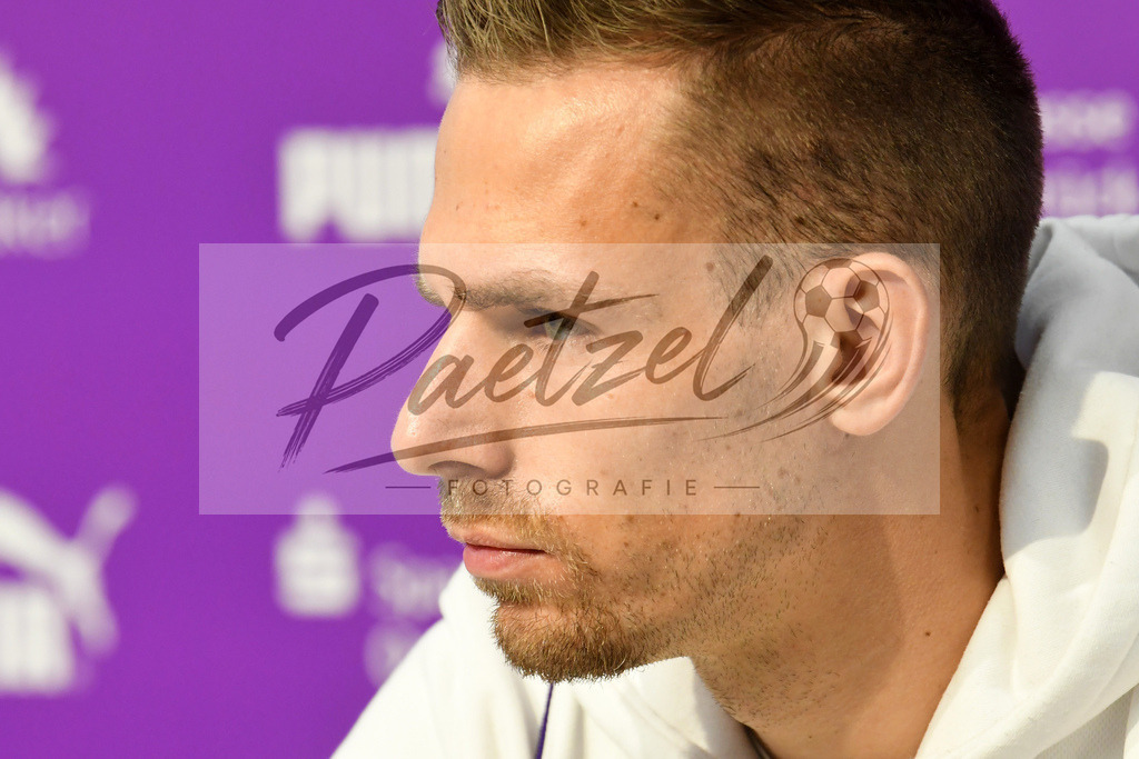 20200127_PKOSNA_0009 | Fußball, Herren: Maurice Trapp (VfL Osnabrück) schaut bei der Pressekonferenz des VfL Osnabrück am 27.01.2020 im Stadion an der Bremer Brücke in Osnabrück, Deutschland.(Foto von Nico Paetzel) - Realisiert mit Pictrs.com