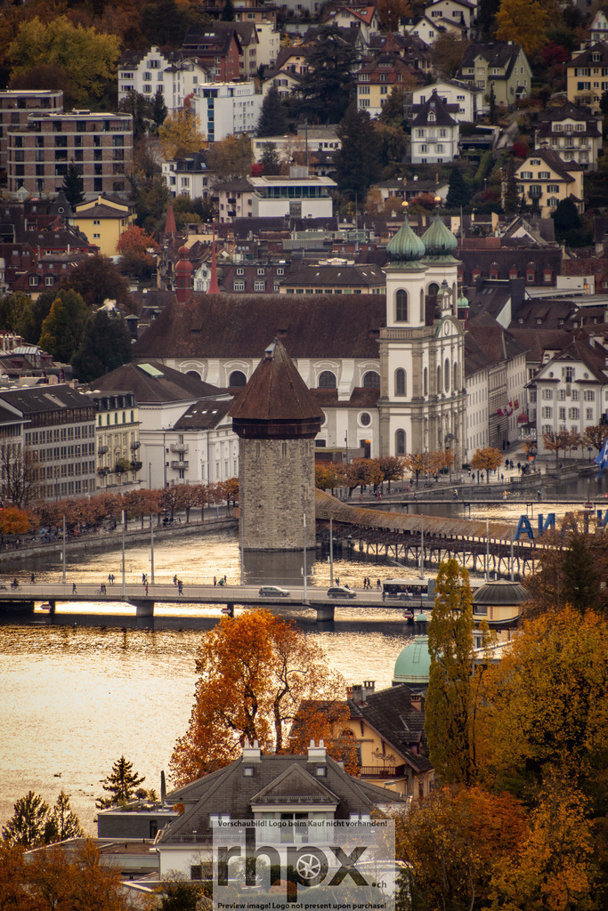 Herbstlicher Blick auf Luzern mit Kapellbrücke | Stimmungsvolle Fotokunst aus Luzern. Erlebe den Pilatus, den See und die Stadt Luzern in exklusiven Aufnahmen in der Fotogalerie & Shop. - Realisiert mit Pictrs.com