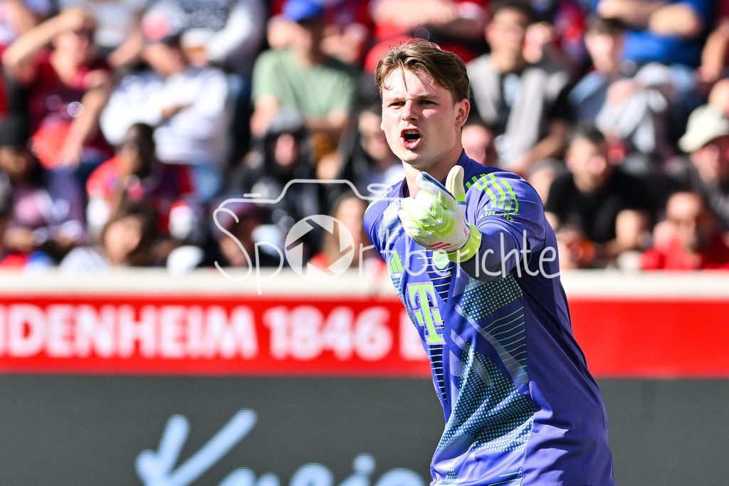1. FC Heidenheim - FC Bayern München | im Bild Jonas Kurt URBIG (FC Bayern Muenchen 40) / Einzelfoto / Freisteller / Bundesliga: 1. FC Heidenheim - FC Bayern Muenchen, Voith Arena am 19.04.2025