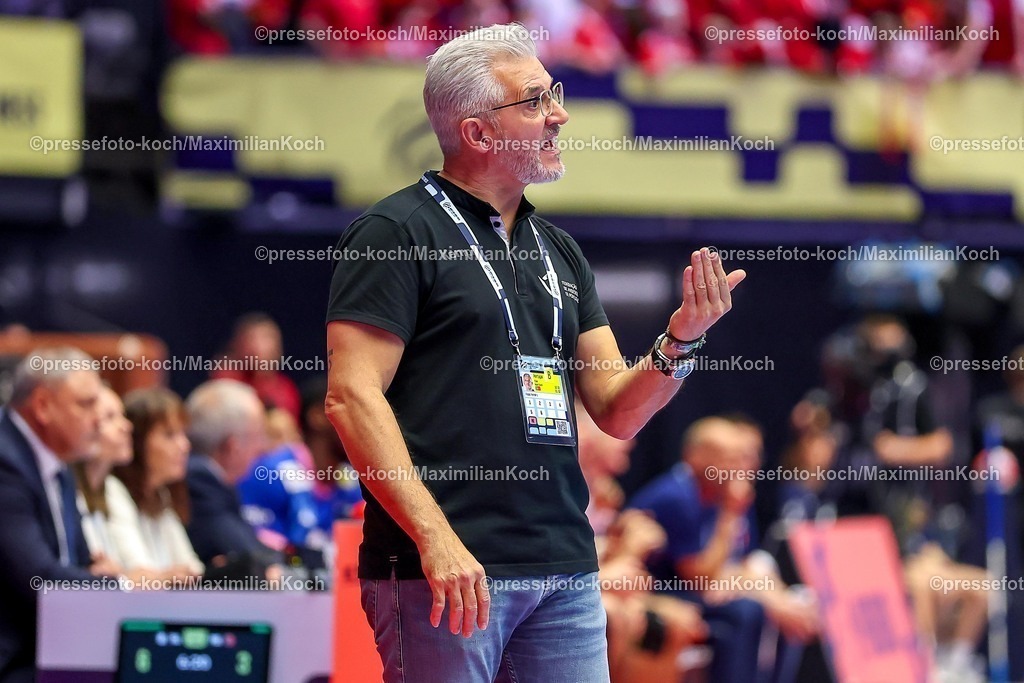 EHF24012601011 | 24.01.2026, Handball, Men's EHF EURO 2026, Frankreich - Portugal, Jyske Bank Boxen in Herning, Dänemark, Main Round:  Headcoach Paulo Jorge Moura Pereira (Portugal #hc) gestikulierend am Spielfeldrand  