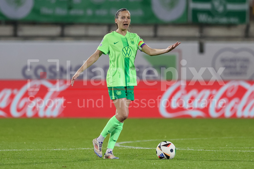 Fussball, UEFA Womens Champions League, VfL Wolfsburg - AC Florenz | v.li.: Joelle Wedemeyer (VfL Wolfsburg, 24) am Ball, Freisteller, Einzelbild, Ganzkörper, Aktion, Action, Spielszene, gibt Anweisungen, gestikuliert, mit den Armen gestikulieren