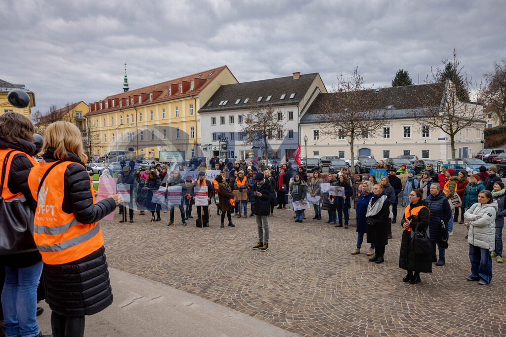 RR5M5881 | 29.NOV.24-Protestmarsch gegen Gewalt-Copyright: Katholische Kirche Kärnten/Denk Dich Neu/Trainproduction/Matthias Trinkl