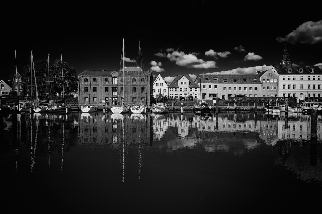 2024_10_05_SH-GLUECKSTADT_MCP2742 sw | Hochwertig gedruckte Fotografien für die Wand, als Kalender und zum Verschenken. Hamburg & Norddeutschland und überall wo ich mit der Kamera unterwegs war.