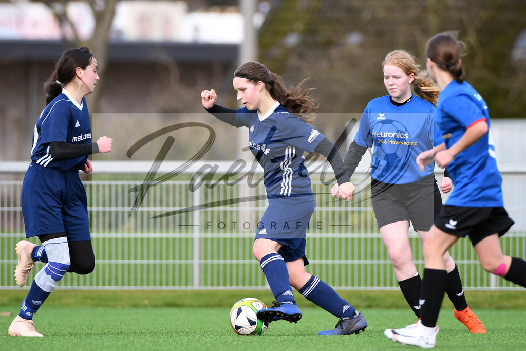 LENGRE20200229_0033 | Fussball, C-Juniorinnen:   bei dem Testspiel zwischen SC Preussen Lengerich und TSG 07 Burg Gretesch im Windmoeller &amp; Hoelscher Stadion am 29.02.2020 in Lengerich, Deutschland. - Realisiert mit Pictrs.com