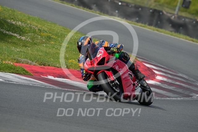 2024_07_06_PBK_32069 | Sportfotografie; SlowMotion; Video; Rennstrecke; Hafeneger; Speer; Racing; RSE; BMW; CBO; Trackday; Motorsportarena; Hockenheimring; Brno; Most; Barcelona; Valencia