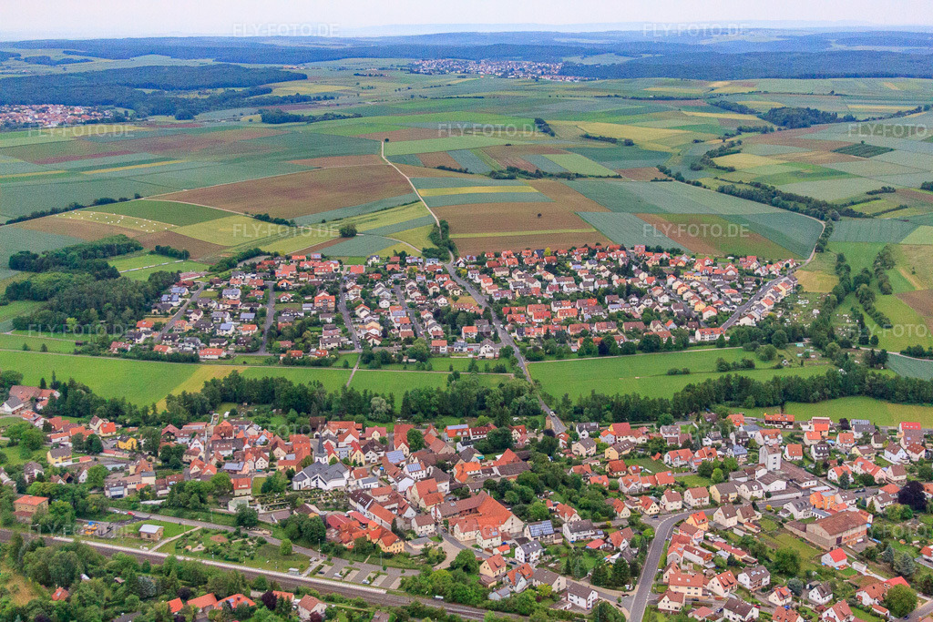 Luftbild: Bergstr im Ortsteil Oberwerrn in Niederwerrn im Bundesland Bayern in Deutschland. Foto: IMG_65904.jpg vom 30.05.2014 durch Werner Riehm/FLY-FOTO.de
