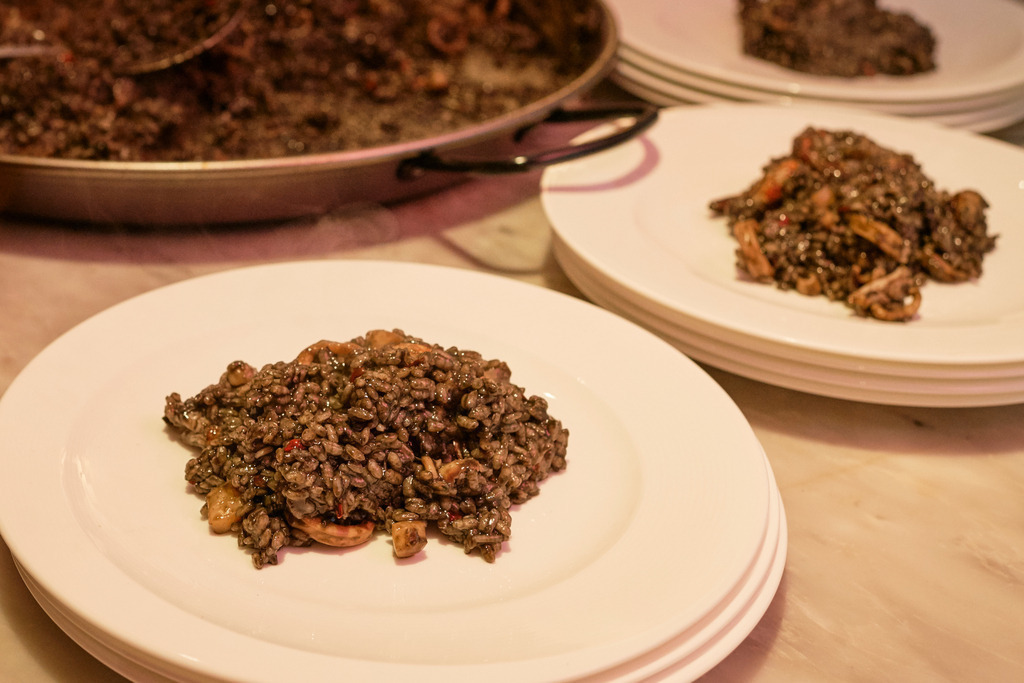 Schwarzer Reis mit Meeresfruechte | Alaró, Spanien - December 31, 2013: Schwarzer Reis mit Meeresfruechte. - Realisiert mit Pictrs.com