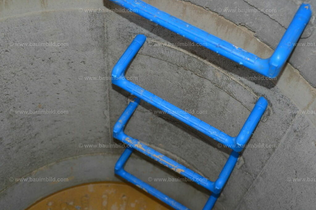 bib-lg03-abwasserkanal-0104 | Nach LV-Leistungsgruppen sortierte Detailfotos über den Bau eines Hauses. Alle Hausbau-Bilder direkt vom Urheber und Autor der Website Haus-Selber-Bauen.com