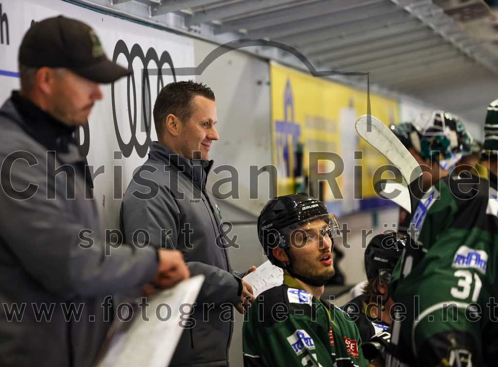 2022-11-06_062_TSV_Erding_gegen_EHC_Koenigsbrunn | Erding, Deutschland, 06.11.2022:
Eishockey, Bayernliga 2022 / 2023, 11. Spieltag, TSV Erding gegen EHC Königsbrunn, Endergebnis: 1:7

Trainer Bernhard Bittel (Erding Gladiators), Trainer Ales Jirik (Erding Gladiators)

Foto: Christian Riedel / fotografie-riedel.net