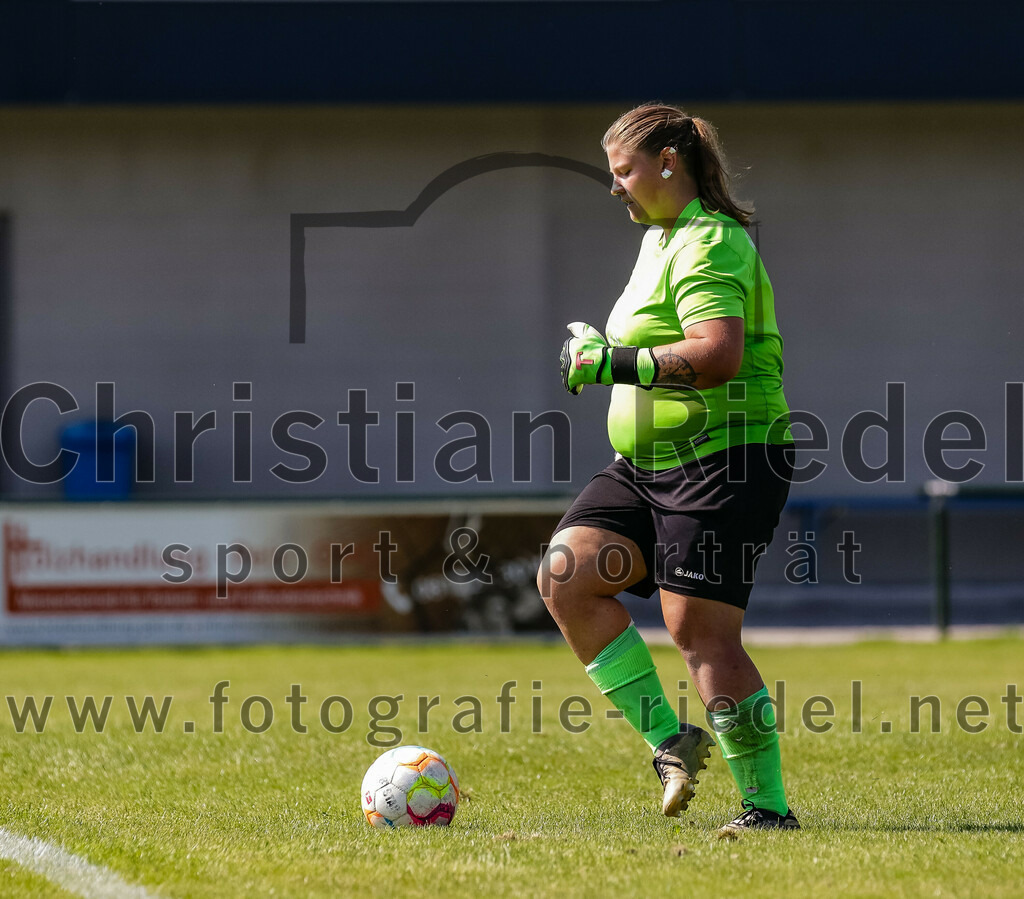 2023-09-09_017_FC_Langengeisling_gegen_TV_1864_Altoetting | Erding, Deutschland, 09.09.2023:
Fußball, Bezirksoberliga 2023 / 2024, 2. Spieltag, FC Langengeisling gegen TV 1864 Altötting, Endergebnis: 2:3

Torwart Isabell Losleben (FC Langengeisling, #1)

Foto: Christian Riedel / fotografie-riedel.net