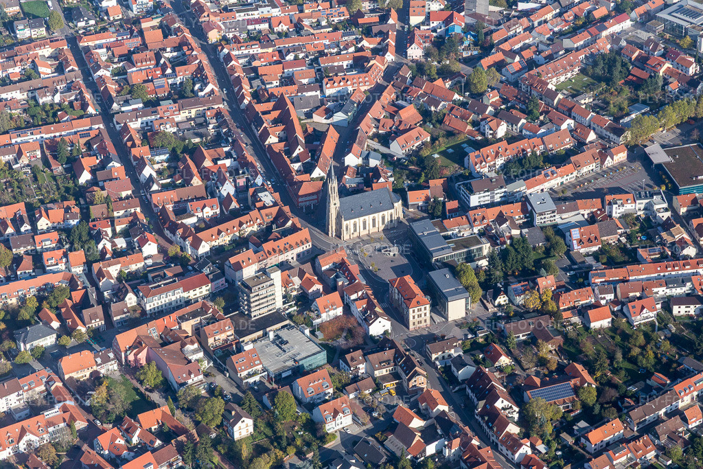 Luftbild: Ortsansicht der Straßen und Häuser der Wohngebiete in Walldorf im Bundesland Baden-Württemberg in Deutschland. Foto: IMG_104126.jpg vom 31.10.2017 durch Werner Riehm/FLY-FOTO.de