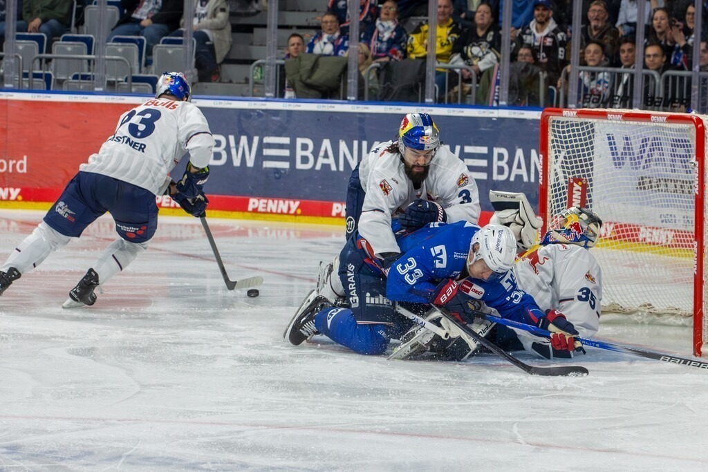 DEL, Deutsche Eishockey Liga Saison 2024/25, 28. Spieltag: Adler Mannheim gegen Red Bull München. Bild: Gewühl vor dem Tor von München, die Situation ist aber entschärft | DEL, Deutsche Eishockey Liga Saison 2024/25, 28. Spieltag: Adler Mannheim gegen Red Bull München. Bild: Gewühl vor dem Tor von München, die Situation ist aber entschärft - Realisiert mit Pictrs.com