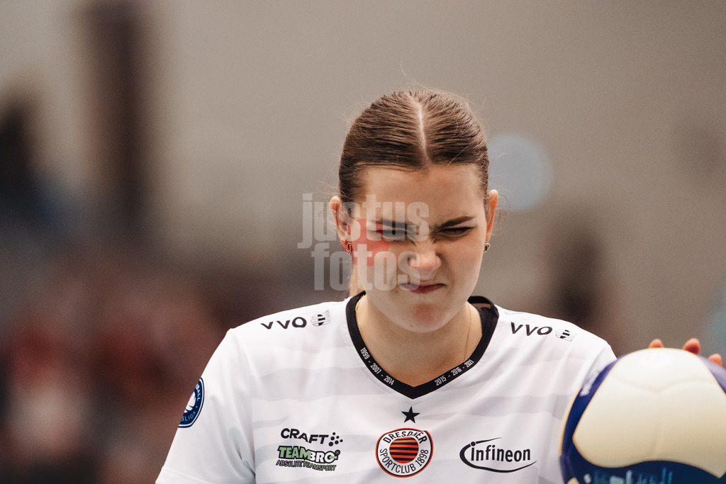 Volleyball | Frauen | Saison 2025/2026 | Volleyball Bundesliga | ETV Hamburger Volksbank Volleys vs. Dresdner SC | 15.11.2025 | Marta Kamelija Levinska (#15, Dresdner SC) verzieht das Gesicht