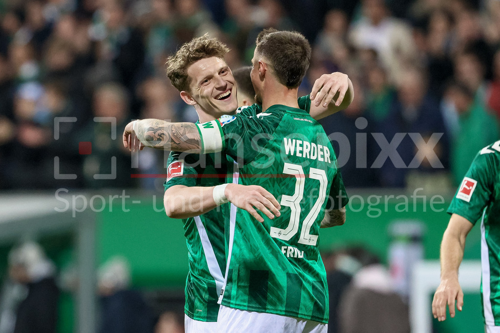 Fussball, Bundesliga, SV Werder Bremen - Eintracht Frankfurt | v.li.: Jens Stage (SV Werder Bremen, 6) und Marco Friedl (SV Werder Bremen, 32) mit Jubel über den Sieg, Freude über das gewonnene Spiel, umarmen sich, lächelt, lacht, freut sich, Spaß, Freude, DIE DFL-RICHTLINIEN UNTERSAGEN JEGLICHE NUTZUNG VON FOTOS ALS SEQUENZBILDER UND/ODER VIDEOÄHNLICHE FOTOSTRECKEN. DFL REGULATIONS PROHIBIT ANY USE OF PHOTOGRAPHS AS IMAGE SEQUENCES AND/OR QUASI-VIDEO.