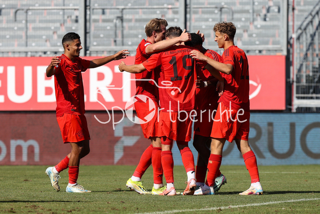FC Würzburger Kickers - FC Bayern Amateure | Jubel nach dem Treffer zum 1-4 durch Kurt RUEGER (FC Bayern München II #12) / Freude / Happy / Tor / Torschuetze / Regionalliga Bayern: FC Würzburger Kickers - FC Bayern München II, AKON Arena am 24.08.2024