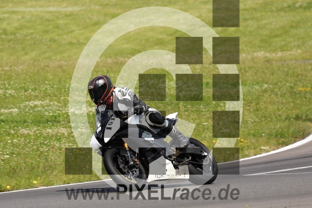 0103-PXR58914 | Schöne Erinnerungen an spannende Momente - das festzuhalten ist unser Job. PIXELrace.de ist seit 2003 auf den Rennstrecken Europas unterwegs um die Action draußen beim Fahren und die wunderbare Stimmung imm Fahrerlager für euch einzufangen.