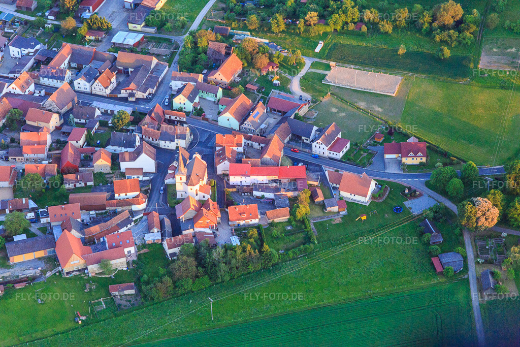 Luftbild: Dorfrand mit Kirche St. Vitus aus Norden im Ortsteil Kaisten in Wasserlosen im Bundesland Bayern in Deutschland. Foto: IMG_099943.jpg vom 25.05.2017 durch Werner Riehm/FLY-FOTO.deMenüpunkt öffnen/schließen