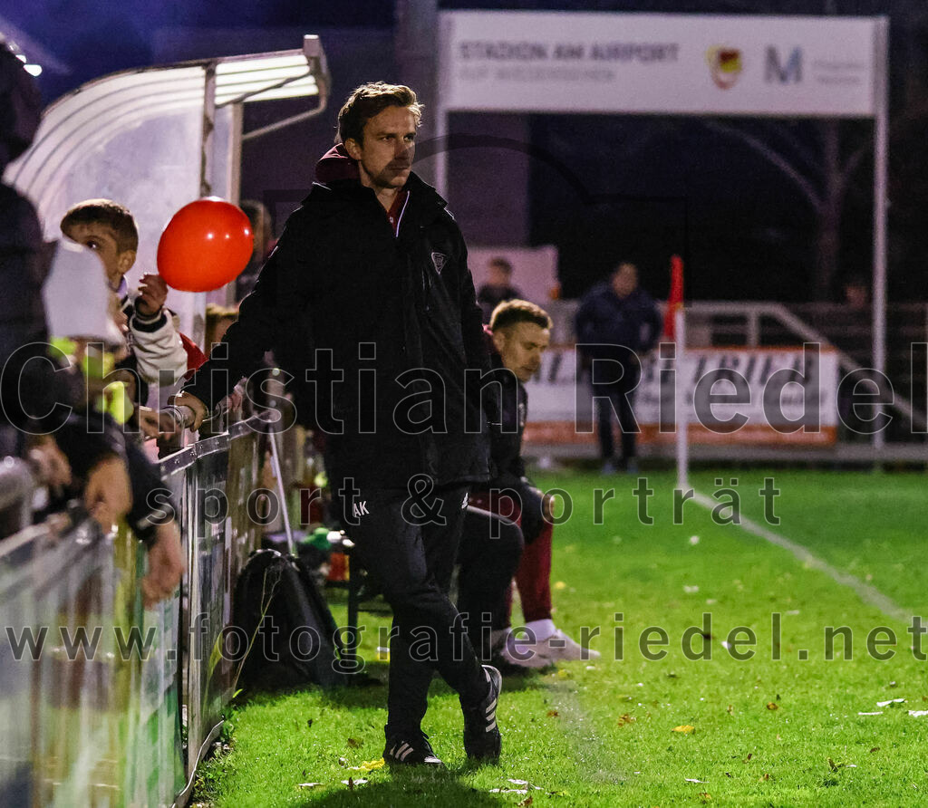 2023-10-27_125_VfB_Hallbergmoos_gegen_FC_Schwaig | Hallbergmoos, Deutschland, 27.10.2023:
Fußball, Landesliga Südost 2023 / 2024, 18. Spieltag, VfB Hallbergmoos gegen FC Schwaig, Endergebnis: 2:3

Trainer Anselm Küchle (VfB Hallbergmoos)

Foto: Christian Riedel / fotografie-riedel.net