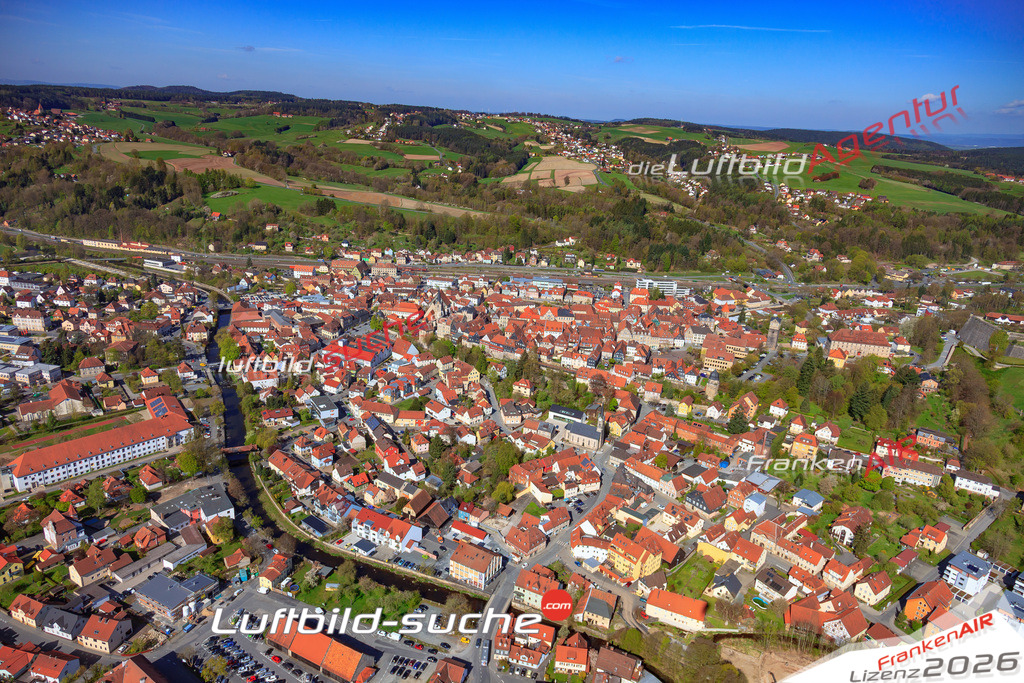 Die Luftaufnahme der Stadt Kronach wurde 2017 vom Flugzeug heraus erstellt ( keine Drohne )- hohe Auflösung für beste Qualität
