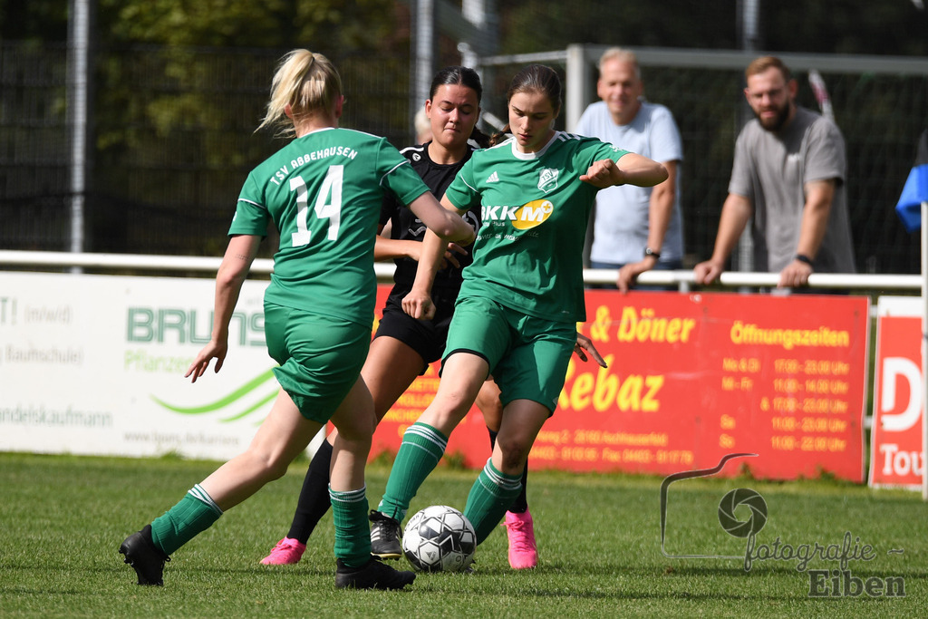 SG am Meer-TSV Abbehausen | Frauen Bezirksliga Nord; SG am Meer (schwarz)-TSV Abbehausen (grün) am 13.08.2023; in Gristede (), Photo: Philip Eiben 2023 - Realisiert mit Pictrs.com