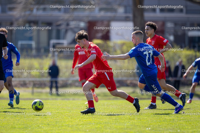 Fußball I Junioren I Saison 2025-2026 I DFB-Nachwuchsliga I 8. Spieltag I JFV Lübeck - 1. FC Magdeburg 183 | v.l. Alexander Erwin Laval (8, JFV Lübeck), Marlon Siebert (27, 1. FC Magdeburg) - Realisiert mit Pictrs.com