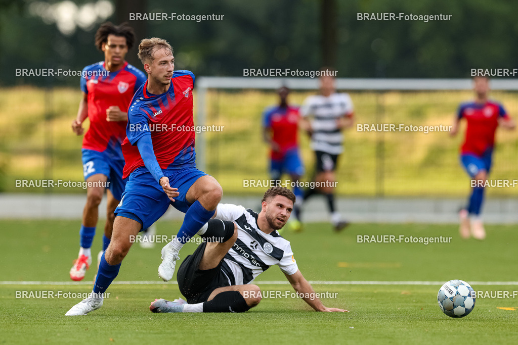 1_KFCWAT_20250723_0440.JPG -  - KFC Uerdingen - SG Wattenscheid 09 - Testspiel | Krefeld, Deutschland, 23.07.25: Etienne-Noel Reck (KFC Uerdingen) und Albin Thaqi (SG Wattenscheid 09) im Kampf um den Ball waehrend des Testspiel Spiels zwischen KFC Uerdingen - SG Wattenscheid 09 in der Covestro Sportpark am 23. July 2025 in Krefeld, Deutschland. (Foto von Stefan Brauer/Brauer-Fotoagentur)