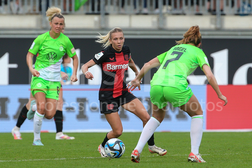 Fussball, Google Pixel Frauen-Bundesliga, VfL Wolfsburg - Bayer 04 Leverkusen | v.li.: Elisa Senß (Senss, Bayer 04 Leverkusen, 6) und Chantal Hagel (VfL Wolfsburg, 7) im Zweikampf, Duell, Dynamik, Aktion, Action, Spielszene, DIE DFB-RICHTLINIEN UNTERSAGEN JEGLICHE NUTZUNG VON FOTOS ALS SEQUENZBILDER UND/ODER VIDEOÄHNLICHE FOTOSTRECKEN. DFB REGULATIONS PROHIBIT ANY USE OF PHOTOGRAPHS AS IMAGE SEQUENCES AND/OR QUASI-VIDEO.