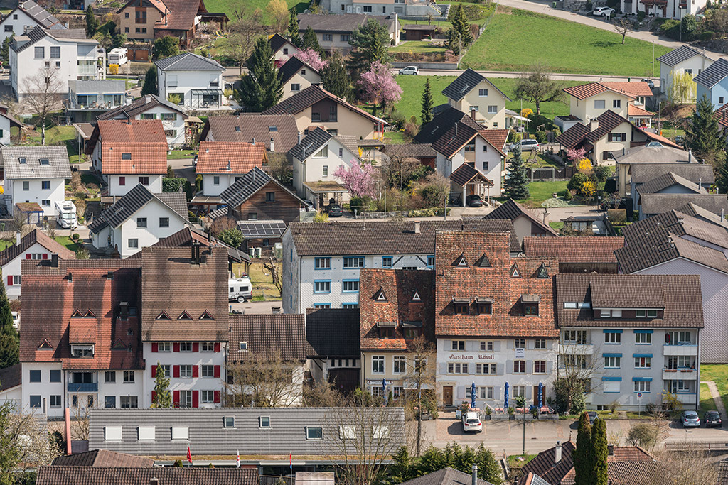 Häuserzeilen | in Bubendorf, Baselland, Schweiz. - Realisiert mit Pictrs.com