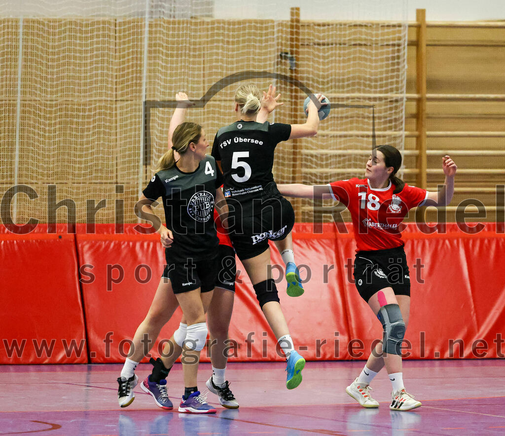 2022-12-04_027_SV_Anzing_gegen_TSV_Uebersee | Anzing, Deutschland, 04.12.2022:
Handball, Bezirksliga 2022 / 2023, 8. Spieltag, SV Anzing gegen TSV Übersee, Endergebnis: 29:24

Theresa Widmann (TSV Übersee, #4), Carolin Rinser (TSV Übersee, #5), Virag Varga (SV Anzing, #18)

Foto: Christian Riedel / fotografie-riedel.net